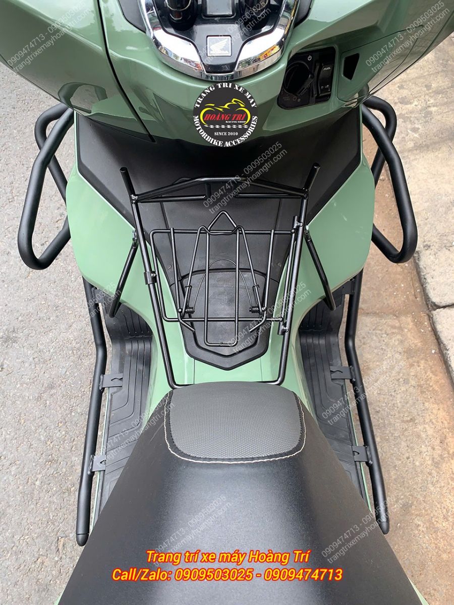 Góc nhìn từ trên cho thấy khung chống đổ HTR ôm gọn thân Honda PCX 160 cân đối