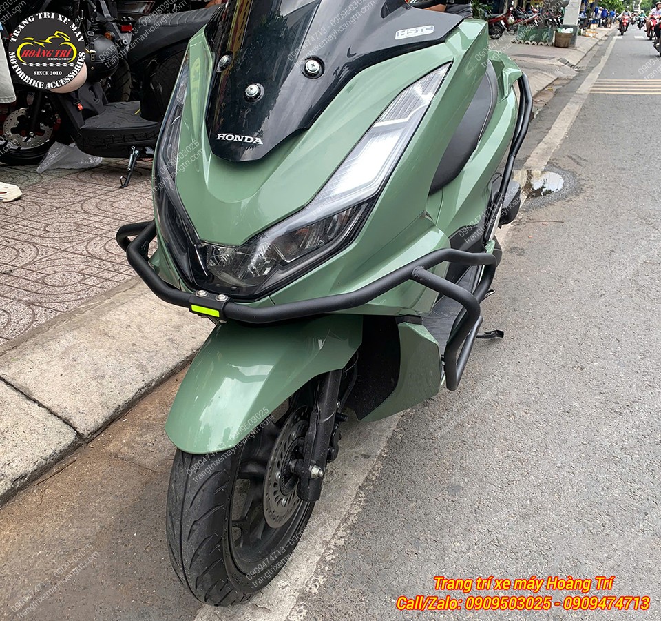 Phần đầu Honda PCX 160 hầm hố hơn với khung chống đổ HTR bảo vệ hai bên hiệu quả