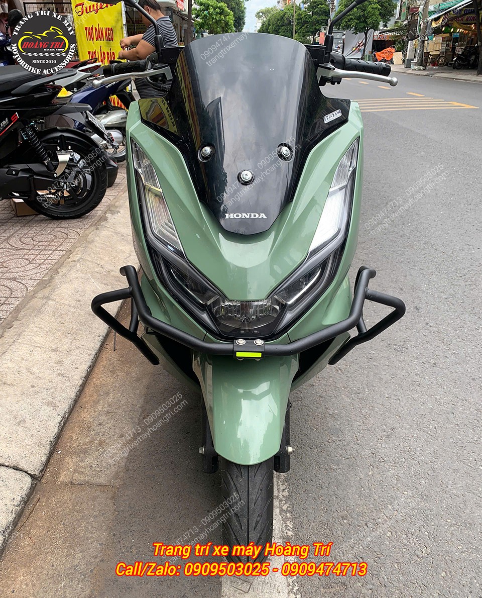 Góc trực diện Honda PCX 160 trang bị khung chống đổ HTR tạo vẻ ngoài mạnh mẽ và cứng cáp