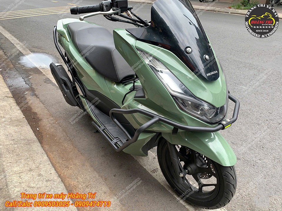 Góc nghiêng phía trước giúp Honda PCX 160 thêm nổi bật với khung chống đổ HTR chắc chắn