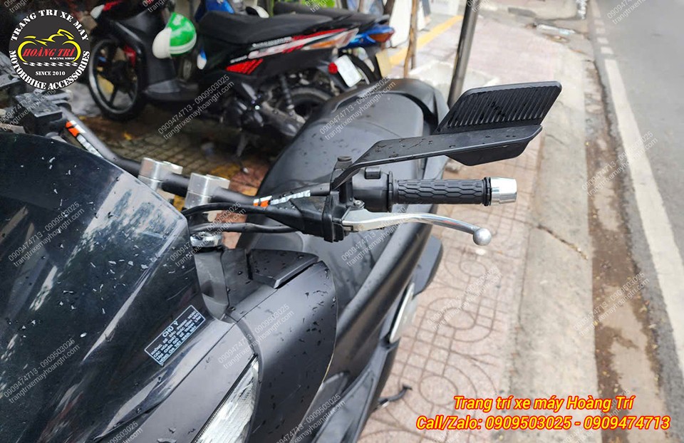 Góc nhìn bên phải cho thấy kính hậu Shenao PCX 160 gọn gàng, hài hòa cùng tay lái