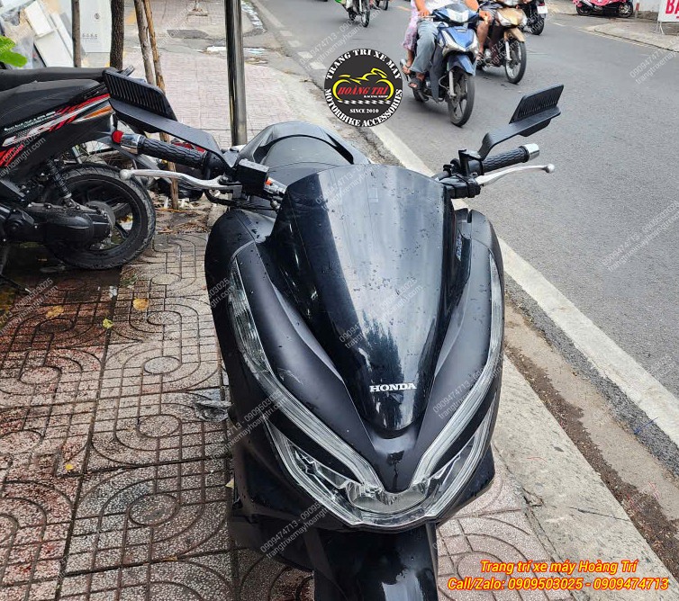 Nhìn trực diện, kính hậu Shenao PCX 160 nổi bật hai bên, tăng phong cách mạnh mẽ cho xe
