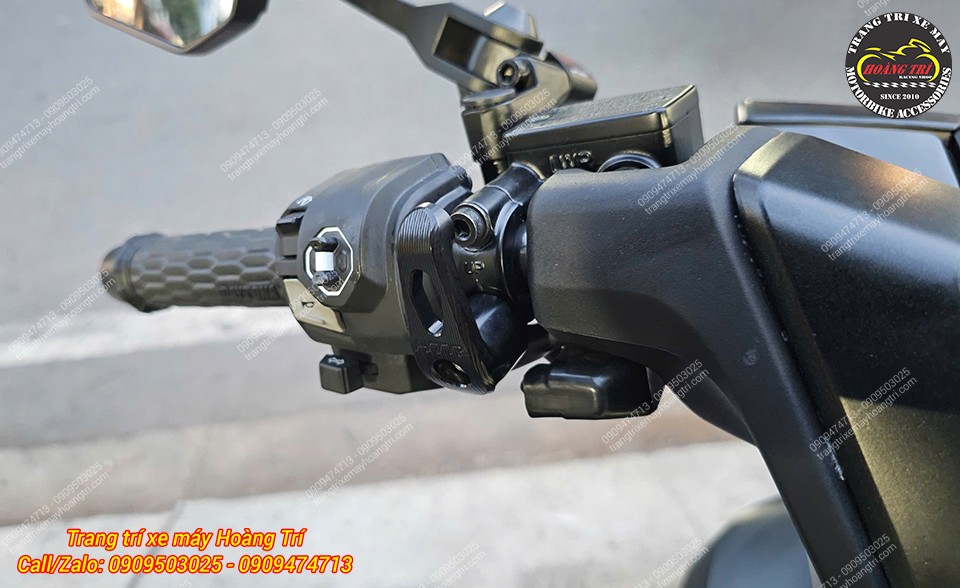 Anh khách lắp móc treo đồ nhôm CNC VR hai bên ghi đông Honda PCX 160 đầy tiện ích