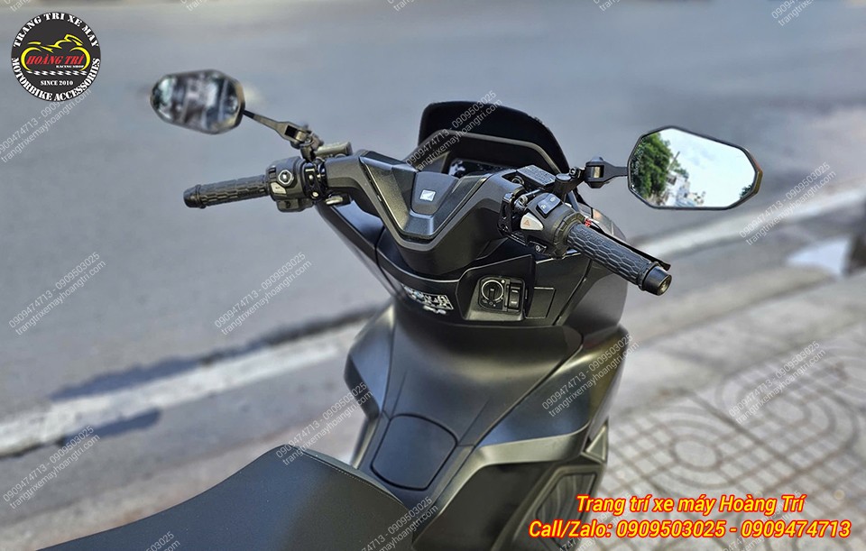 Honda PCX 160 hoàn thiện với móc treo đồ nhôm CNC VR, tăng tiện ích trong quá trình sử dụng