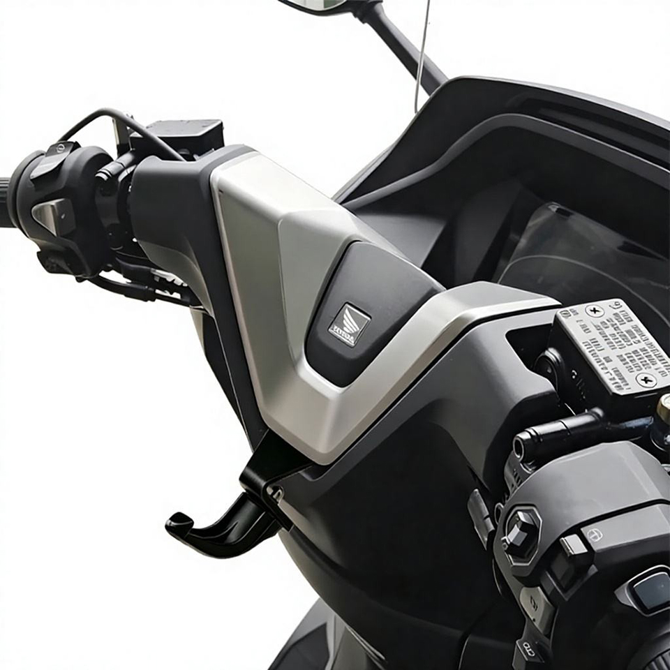 Móc treo đồ sau lắp đặt trên PCX 160 nằm gọn phía trước, thuận tiện treo vật dụng