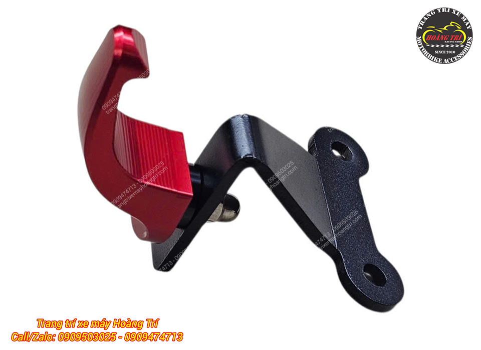 Góc nghiêng móc treo đồ PCX 160 cho thấy phần pát bắt ốc thiết kế vừa vặn theo xe