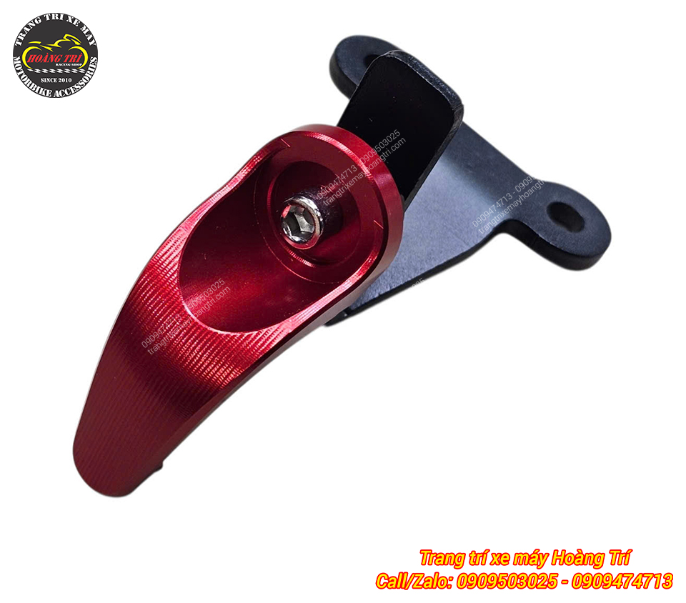 Cận cảnh móc treo đồ màu đỏ gia công sắc nét, tạo điểm nhấn thể thao cho PCX 160