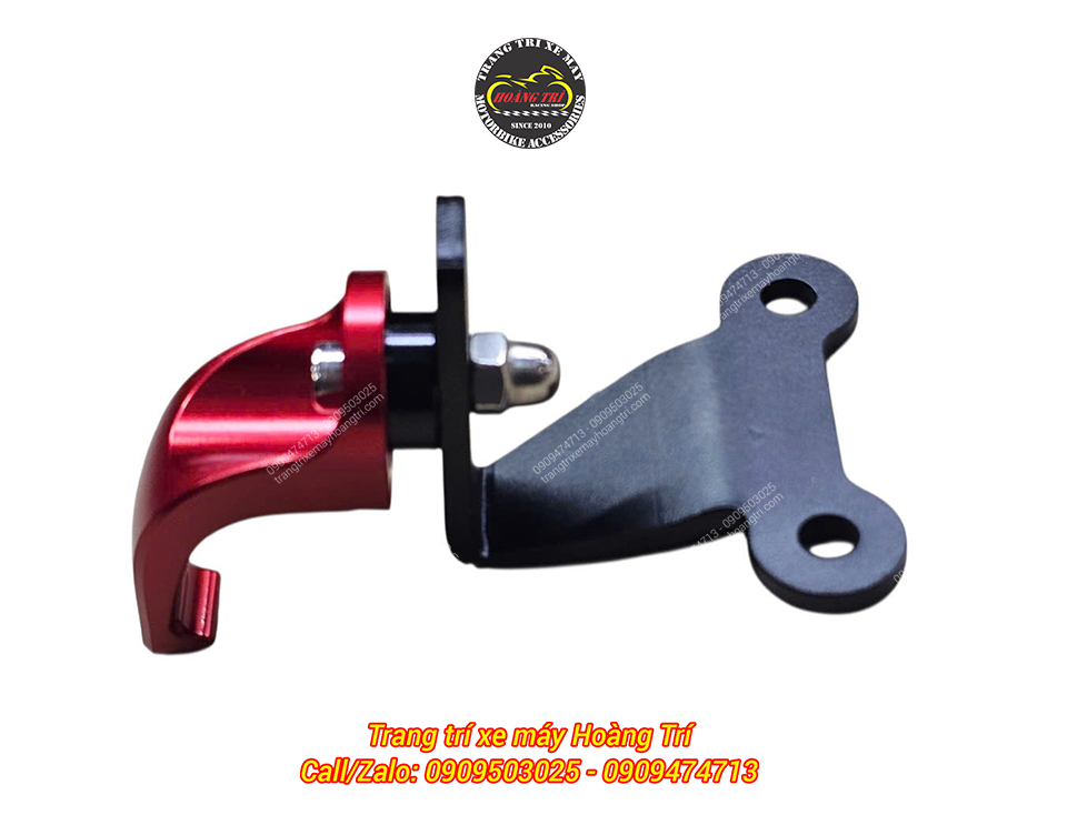Góc ngang móc treo đồ cho thấy kiểu dáng ôm gọn, hạn chế chiếm không gian trên PCX 160