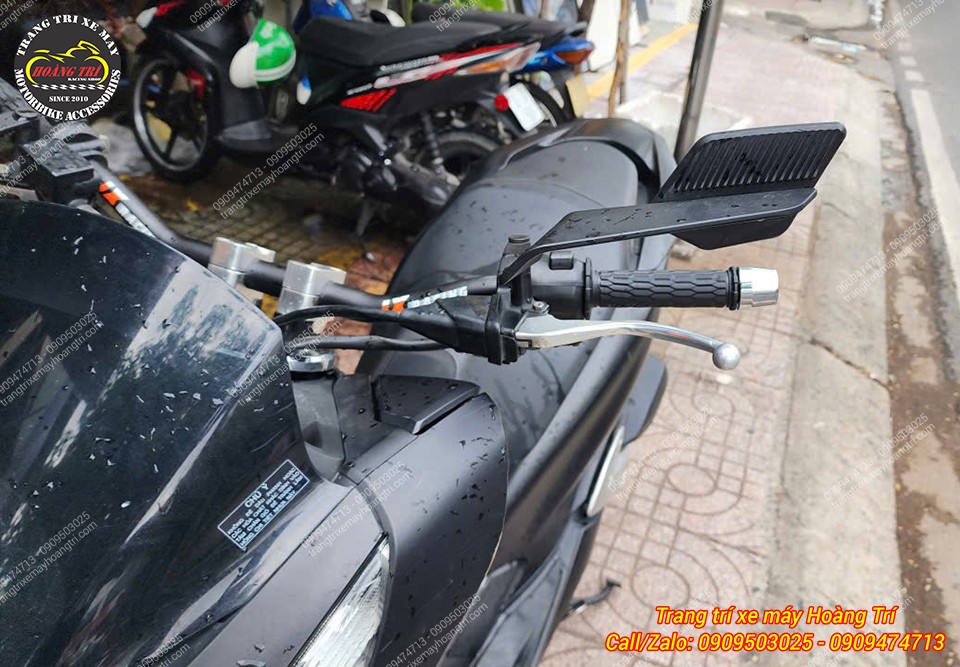 Cận cảnh ghi đông FRX kết hợp bao tay Daytona, tăng vẻ thể thao cho Honda PCX 2018