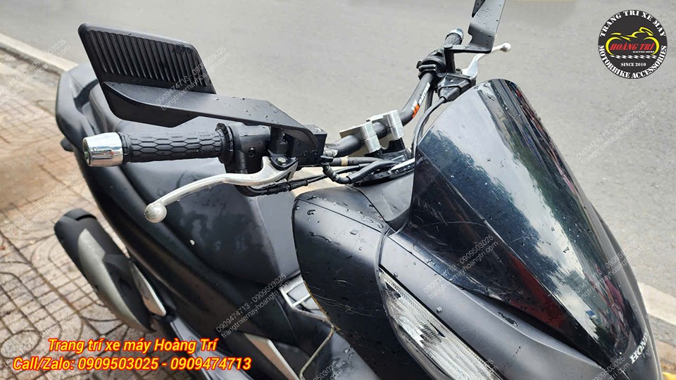 Góc nghiêng Honda PCX 2018 nổi bật hơn sau khi nâng cấp ghi đông FRX và bao tay Daytona