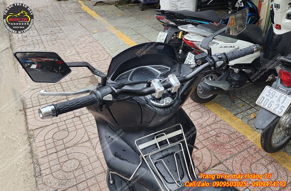 Tổng thể khu vực tay lái Honda PCX 2018 cứng cáp hơn với ghi đông FRX và bao tay Daytona