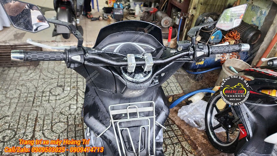 Góc nhìn người lái cho thấy ghi đông FRX kết hợp bao tay Daytona mang lại cảm giác điều khiển chắc chắn