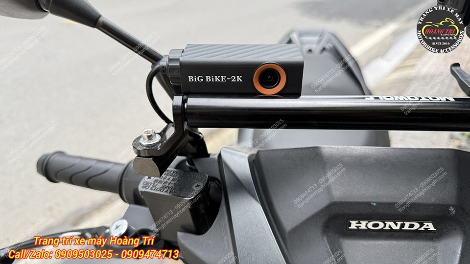Cận cảnh camera hành trình Big Bike V1 lắp trên thanh ngang ghi đông chắc chắn, gọn gàng