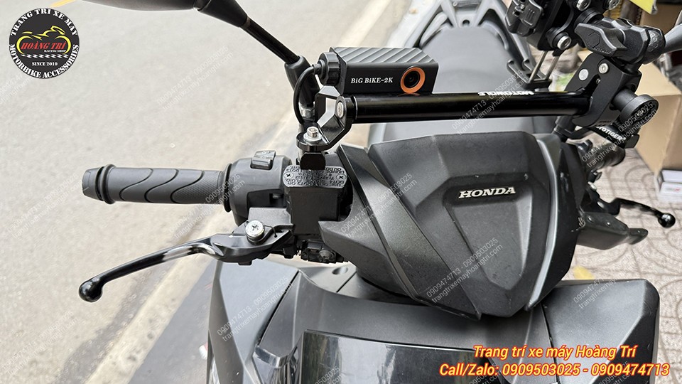 Góc nghiêng ghi đông nổi bật camera hành trình Big Bike V1 với bố trí hài hòa, thẩm mỹ