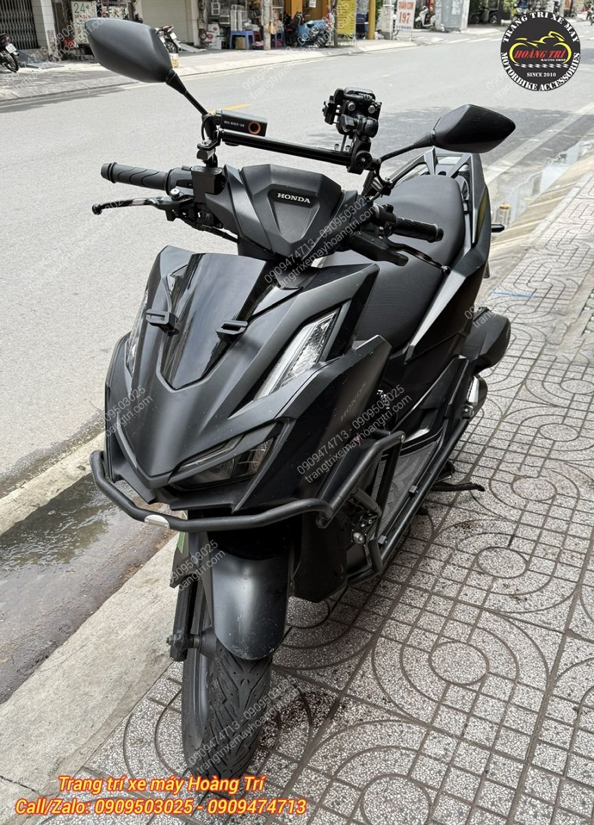 Góc trước Honda nổi bật camera hành trình Big Bike V1 với thiết kế gọn và hiện đại