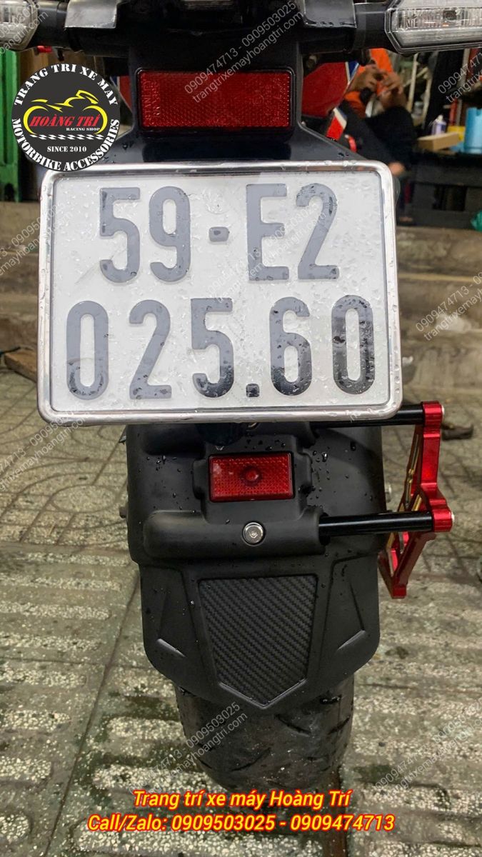 Góc nhìn phía sau Honda CB150 với chắn bùn HTR giúp biển số hạn chế bám bẩn hiệu quả