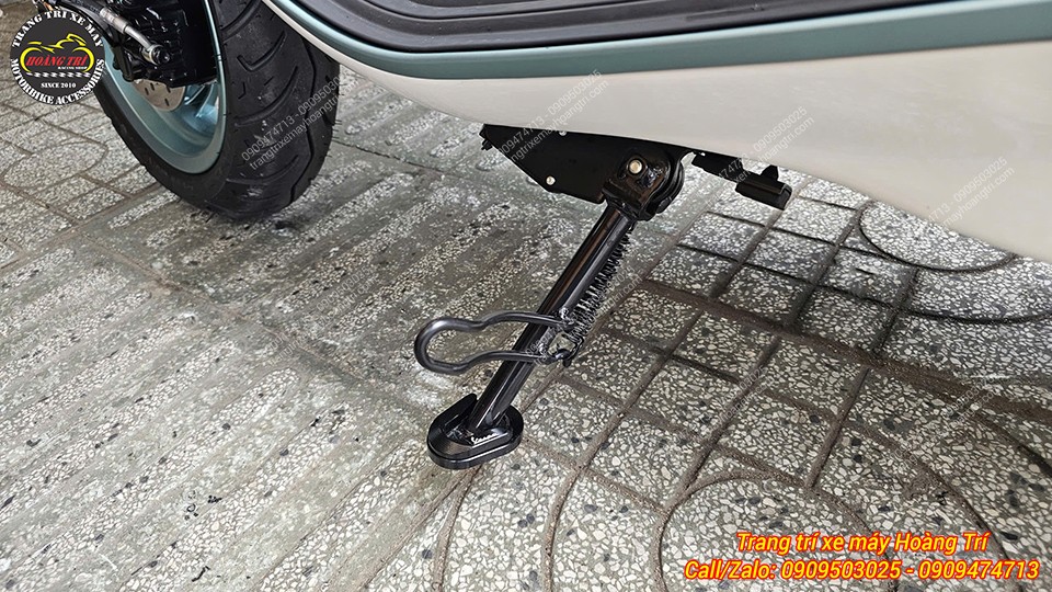 Cận cảnh đế chân chống nhôm CNC màu đen cho Vespa, tăng diện tích tiếp xúc mặt đường