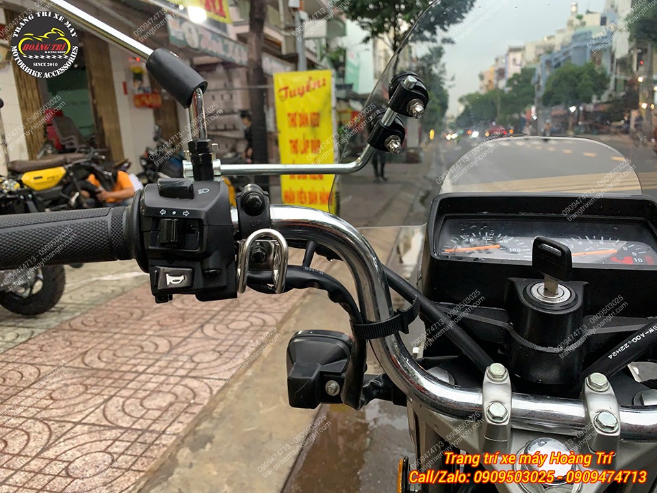 Cận cảnh móc treo đồ inox bên trái Honda CG125, treo vật dụng tiện lợi và gọn gàng hơn