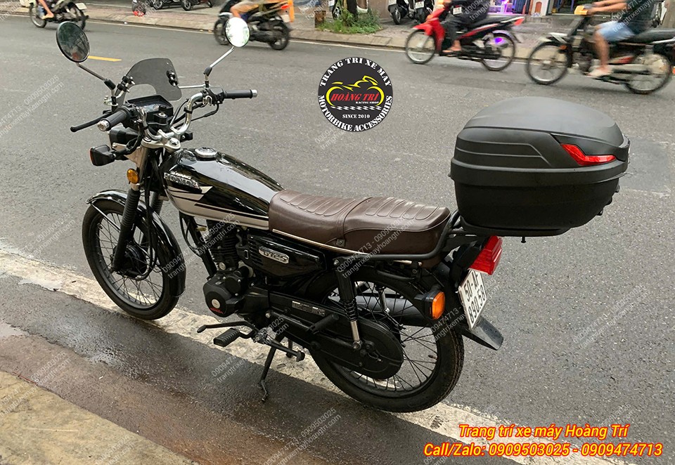 Toàn cảnh Honda CG125 sau khi nâng cấp kính chắn gió, móc treo inox và thùng Givi B27NX