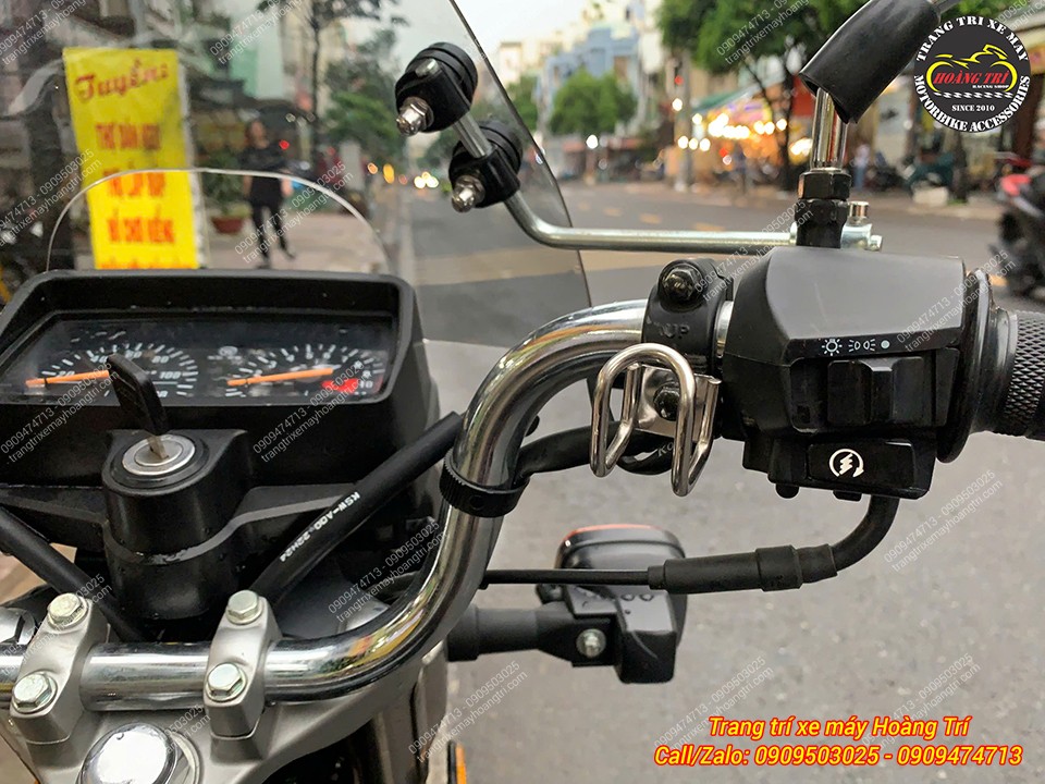 Móc treo đồ inox bên phải Honda CG125 hoàn thiện chắc chắn, thuận tiện treo nón bảo hiểm khi dừng