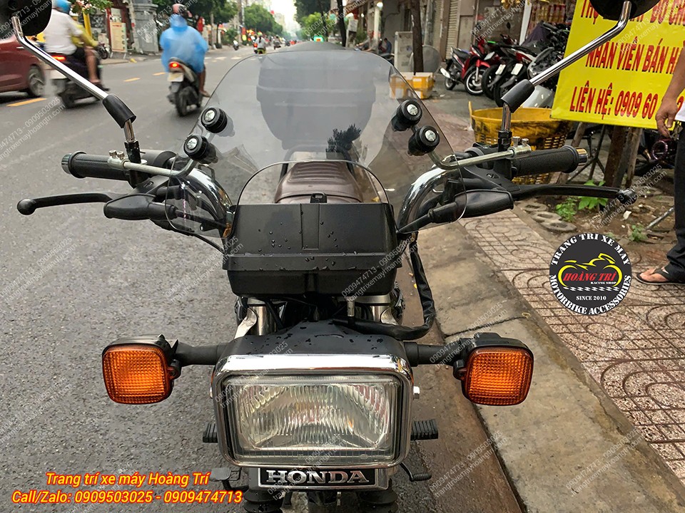 Góc trực diện Honda CG125 trang bị kính chắn gió ngắn, hỗ trợ trang trí xe Honda CG125 hiệu quả
