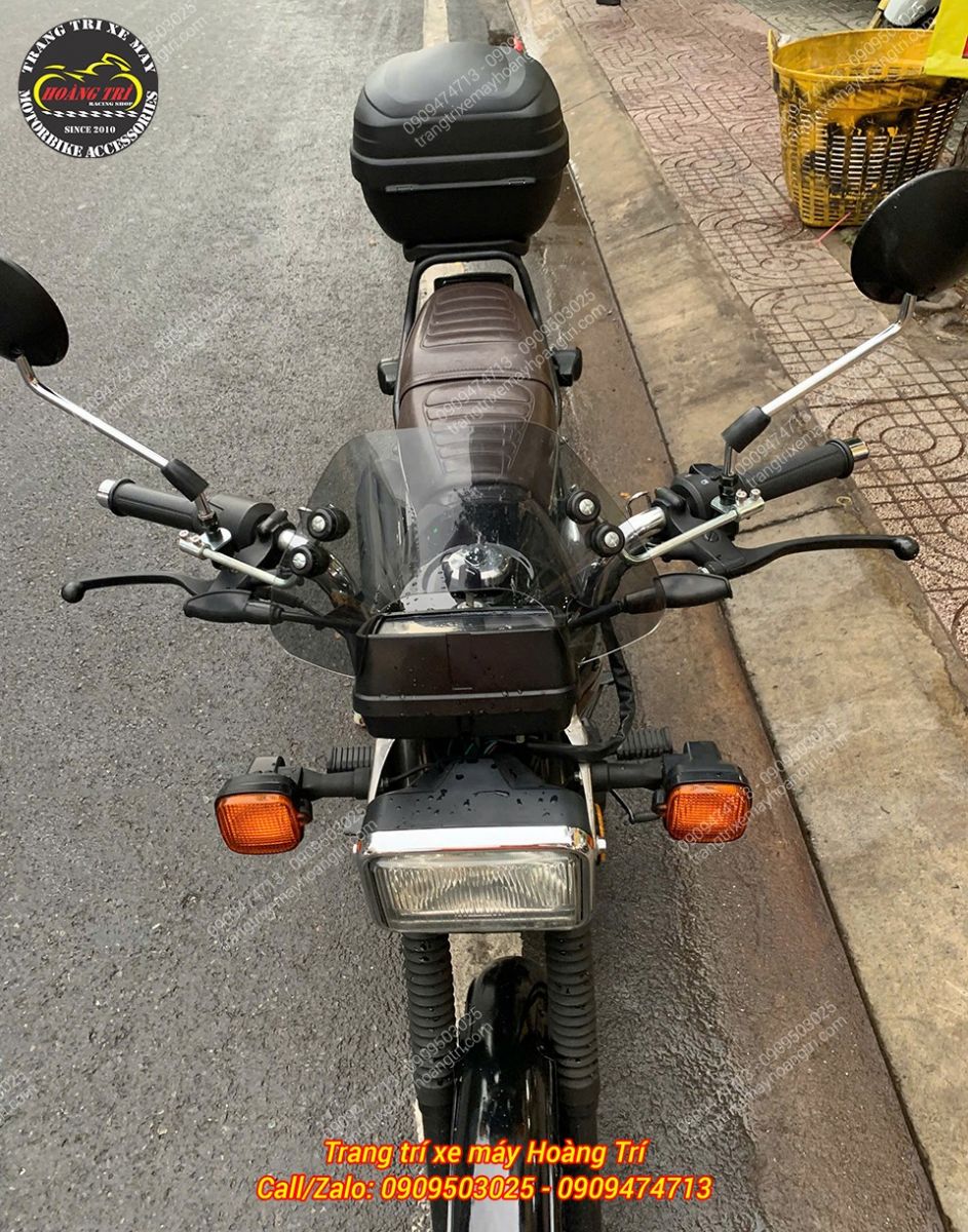 Nhìn từ trên xuống Honda CG125 nổi bật với kính chắn gió ngắn và thùng sau Givi B27NX