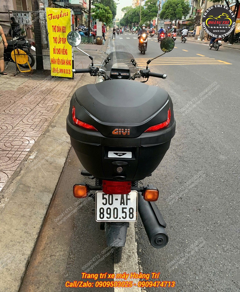 Phía sau Honda CG125 thùng Givi B27NX, nổi bật với logo Givi, khóa mono lock an toàn và tiện lợi