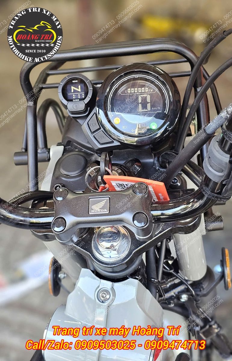 Đồng hồ báo số Honda CT125 hiển thị: cấp số trực quan (bên trên), đồng hồ thời gian (bên dưới)