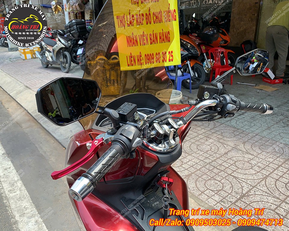Góc view tay lái Honda PCX 2018 nổi bật với cặp kính Magazi H3469 cân đối và thể thao hơn