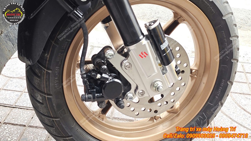 Cận cảnh phuộc trước Kingham Yamaha Gear kết hợp heo dầu và đĩa phanh tạo tổng thể chắc chắn
