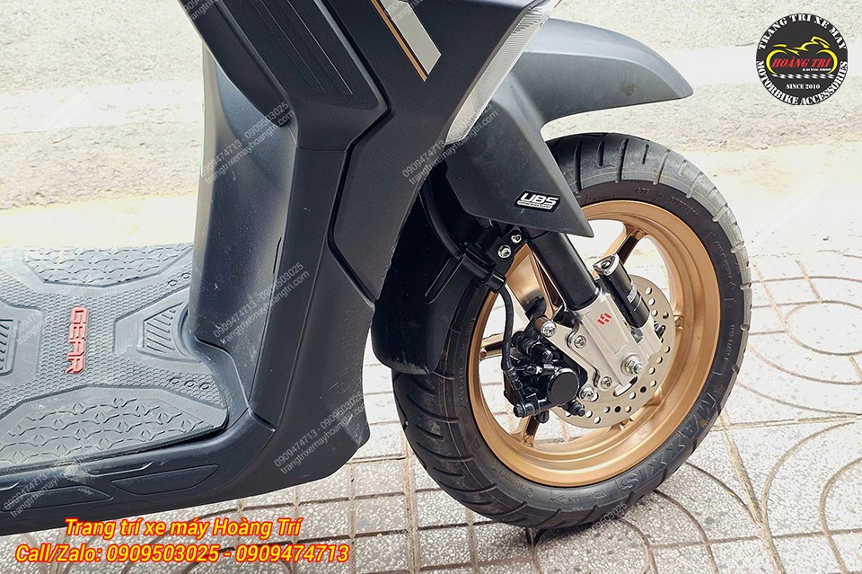 Góc nghiêng làm nổi bật phuộc trước Kingham với thiết kế cứng cáp, cân đối trên Yamaha Gear