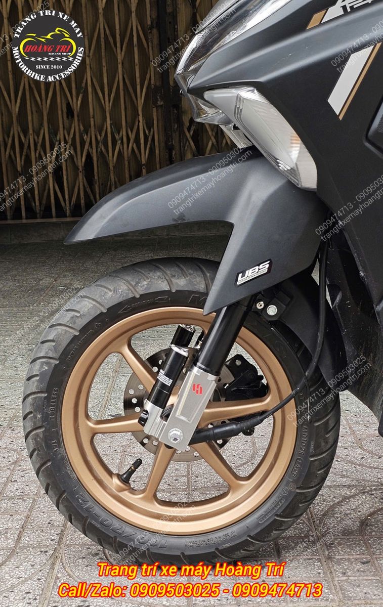 Góc rộng cho thấy phuộc Kingham Yamaha Gear hài hòa cùng mâm vàng và dàn chân xe