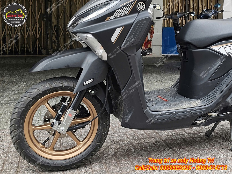 Phuộc Kingham kết hợp mâm vàng giúp khu vực bánh trước Yamaha Gear thêm phần thể thao, bắt mắt