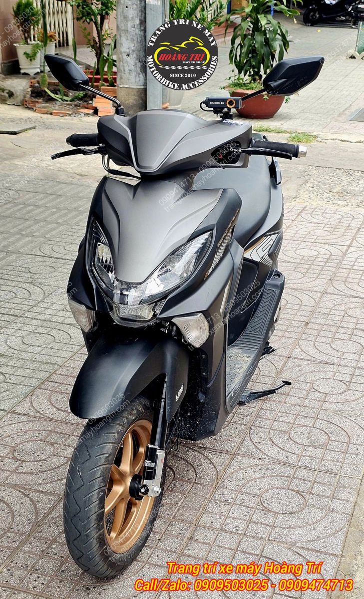 Góc trực diện Yamaha Gear cho thấy phuộc Kingham cân đối, phù hợp với dàn đầu và bánh trước xe