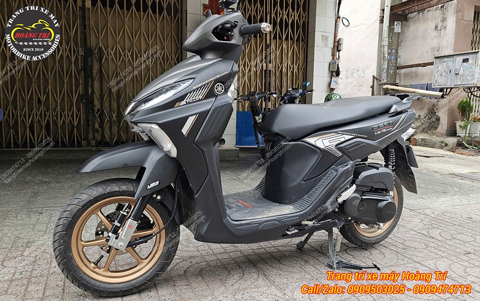 Nhìn ngang Yamaha Gear nổi bật bộ phuộc trước Kingham phối cùng mâm vàng đầy phong cách