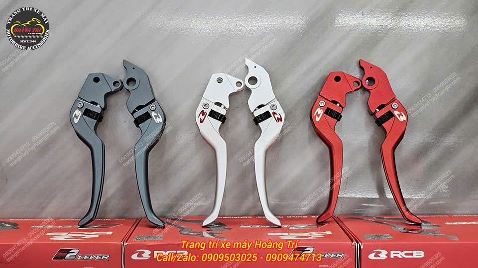 Cận cảnh ba màu tay thắng Racing Boy E2 gồm xám, trắng và đỏ, nổi bật và đầy cá tính