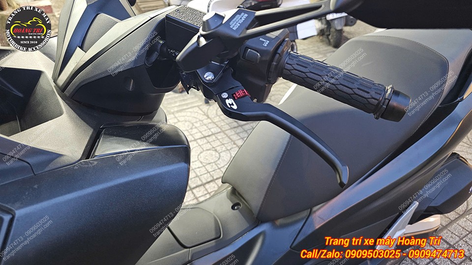 Cận cảnh tay thắng Racing Boy E2 bên trái Honda PCX 160, thao tác nhẹ và chỉnh linh hoạt