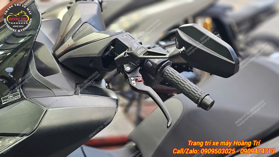 Cùm tay lái trái Honda PCX 160 kết hợp tay thắng Racing Boy E2 cùng kính hậu Shenao hài hòa