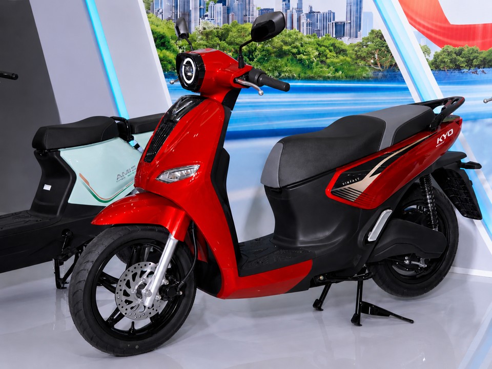 Tổng thể VinFast Kyo màu đỏ nổi bật, kết hợp phong cách cổ điển cùng đường nét hiện đại cuốn hút