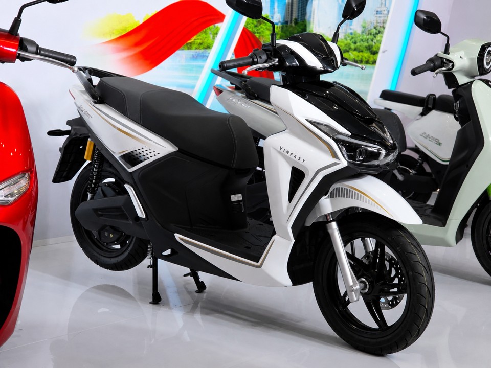 Góc nghiêng VinFast Kinet màu trắng khoe trọn thiết kế thể thao, hiện đại và cân đối tổng thể