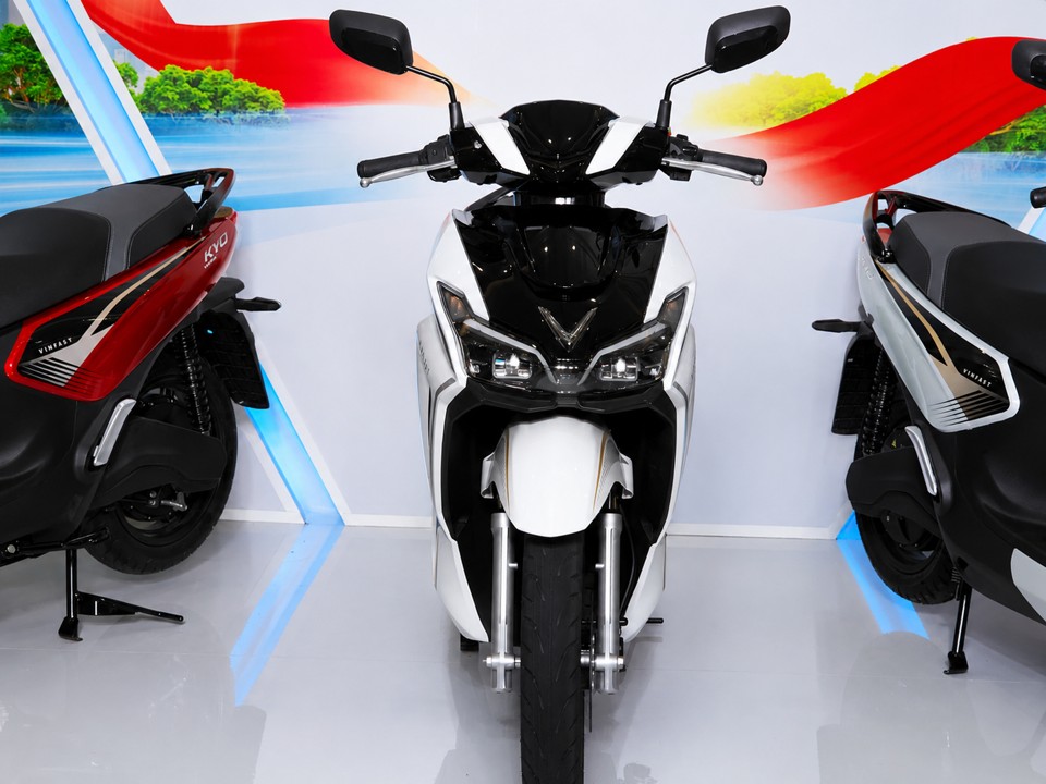 Mặt trước VinFast Kinet gây ấn tượng với hệ thống đèn LED sắc nét và kiểu dáng thể thao