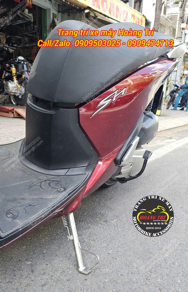 Cận cảnh chân chống nghiêng inox Honda SH 2012 sáng đẹp, tăng độ bền và tạo vẻ ngoài chắc chắn hơn