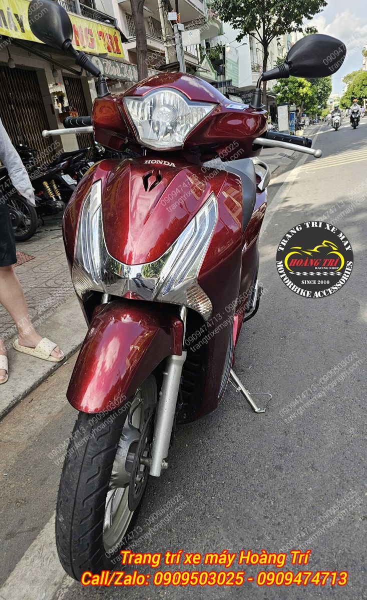 Honda SH 2012 hoàn thiện với chân chống nghiêng inox, lắp chuẩn xe, tăng độ ổn định khi dựng xe