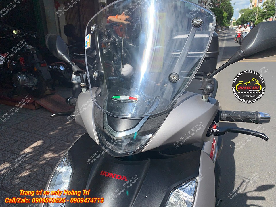 Cận cảnh kính chắn gió trong suốt lắp Honda SH 350i, tăng khả năng chắn gió và tăng ngoại hình thể thao