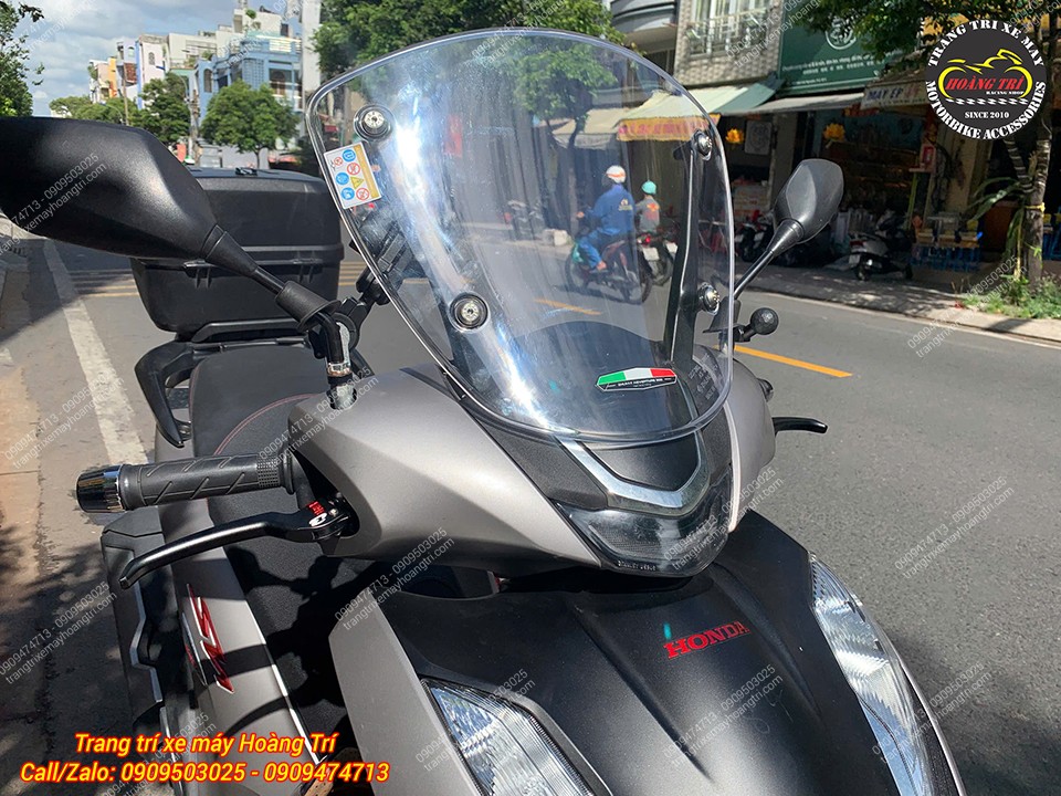 Góc nghiêng Honda SH 350i nổi bật hơn với kính chắn gió trong suốt, giữ tầm nhìn thông thoáng khi chạy
