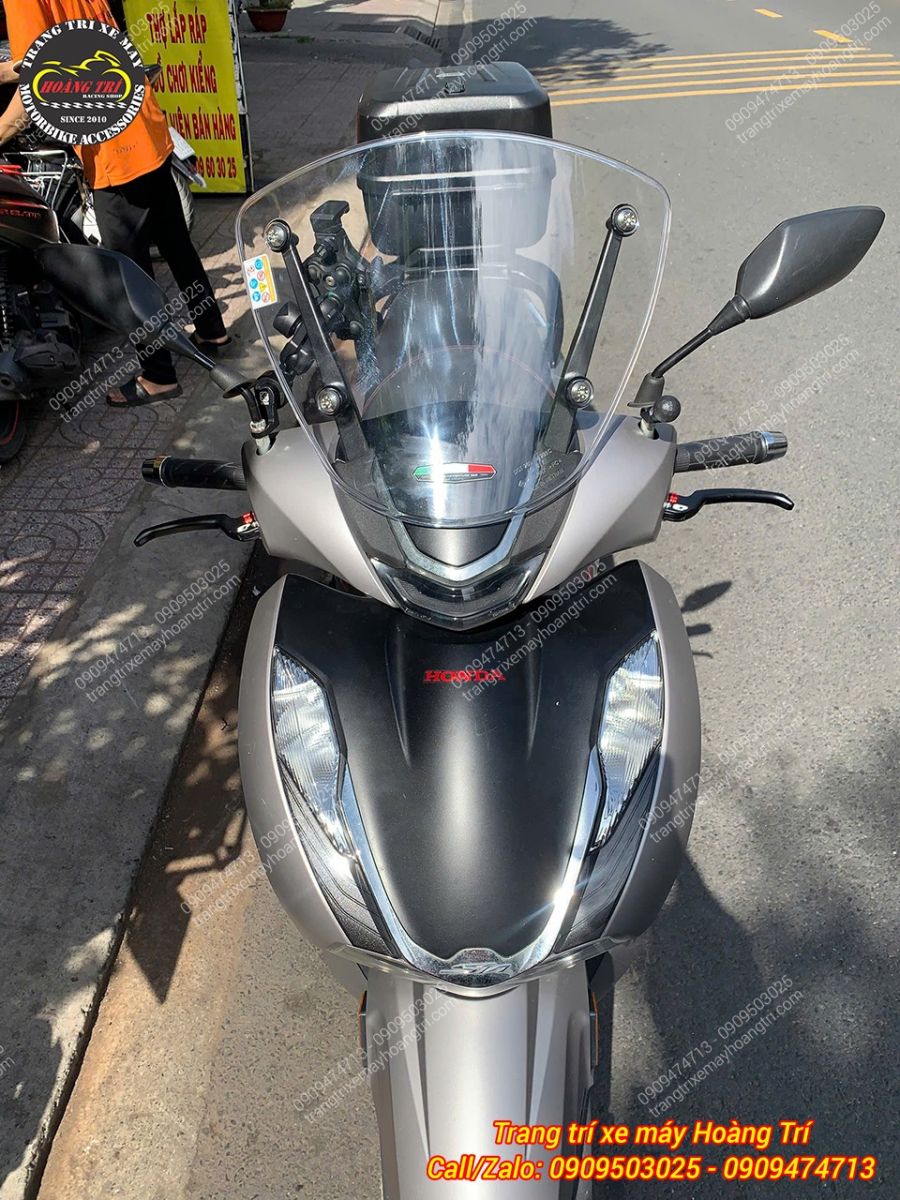 Nhìn trực diện Honda SH 350i trang bị kính chắn gió trong suốt, hoàn thiện chắc chắn và hài hòa tổng thể