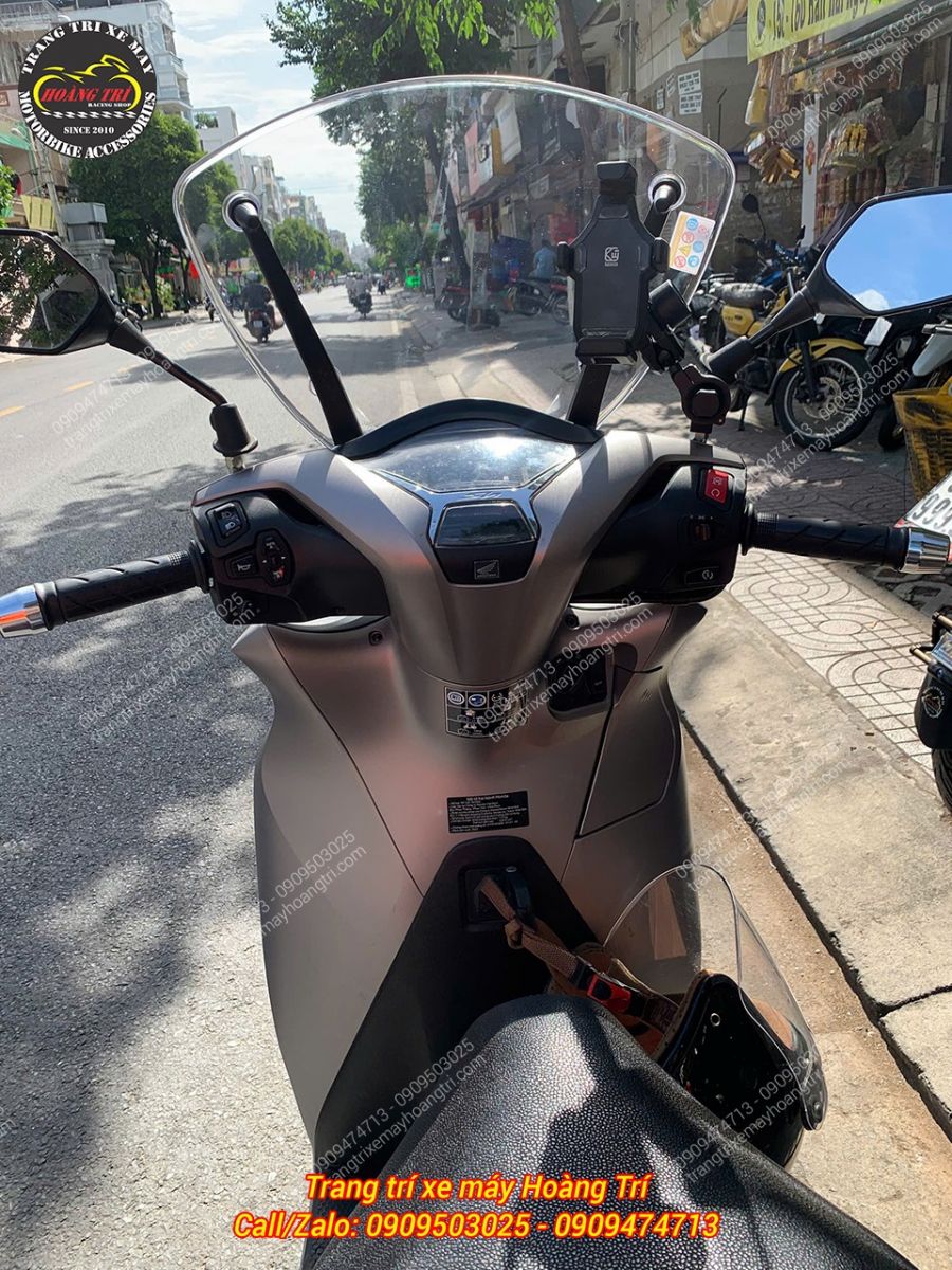 Kính chắn gió trong suốt giúp Honda SH 350i giúp che chắn hoàn hảo cho bé cưng khi ngồi phía trước