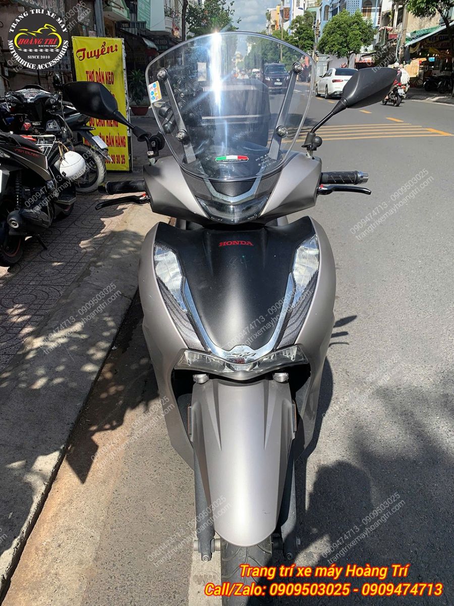 Tổng thể Honda SH 350i thu hút hơn sau khi nâng cấp kính chắn gió trong suốt cao cấp, lắp đặt chuẩn xác