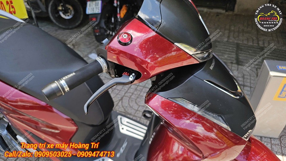Góc nghiêng Honda SH 2026 trang bị tay thắng Racing Boy E2, mang phong cách thể thao nổi bật hơn