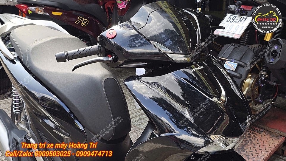 Tổng thể Honda SH 2026 trang bị tay thắng Racing Boy E2, tạo điểm nhấn hiện đại và hài hòa